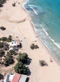 Pláž s domky na ostrově Gavdos