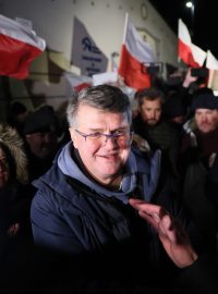 Jeden z omilostněných politiků Maciej Wasik opouští věznici