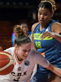 Basketbalistka USK Praha Nyara Saballyová v souboji s pivotkou tureckého Mersinu