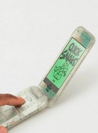Mobilní telefon Boring slip, vyvinutý společnostmi Heineken a Bodega, s funkcemi pro volání a psaní SMS