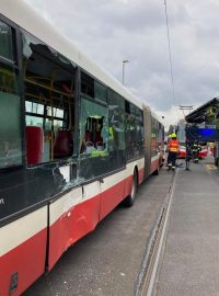 Na Smíchově se srazila tramvaj s autobusem