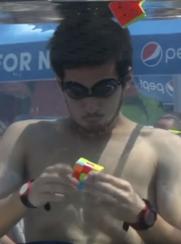 Osmnáctiletý student z Gruzie dokázal pod vodou na jeden nádech složit šest Rubikových kostek