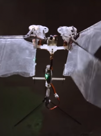 Robot dosahuje nejvyšší rychlosti 25 kilometrů v hodině a je schopen smělých manévrů, jako jsou smyčky a obraty o 360 stupňů.