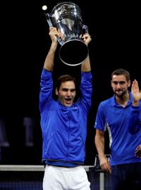 Roger Federer s trofejí pro vítěze Laver Cupu