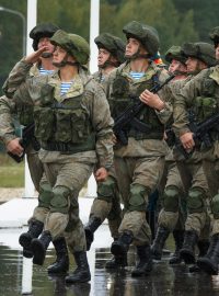 Ruští parašutisté pochodují během zahajovacího ceremoniálu vojenského cvičení Západ 2021