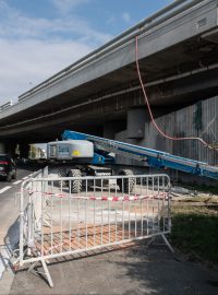 Dokončovací práce opravy Barrandovského mostu.