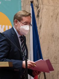 Ministr zdravotnictví Petr Arenberger na tiskové konferenci ohlásil svou rezignaci.