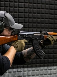 Balistická zkouška bezpečnosti neprůstřelné vesty. Ruská automatická útočná puška AK-47