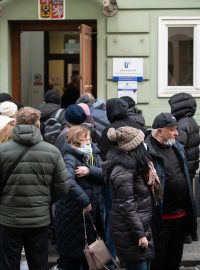 Ukrajinští uprchlíci před úřadem práce NA Praze 3