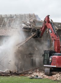 Demolice obecních domů Lužici po zásahu tornádem.