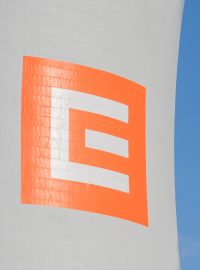 Logo společnoti ČEZ na chladící věži paroplynové elektrárny Počerady
