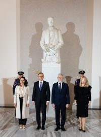 Katalin Nováková, Andrzej Duda, Zuzana Čaputová a Petr Pavel při společném focení u příležitosti setkání prezidentů V4