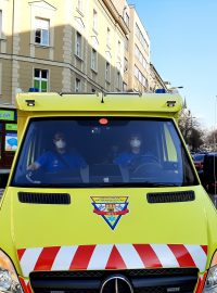 Sanitní vůz, který testuje onemocnění COVID-19 v Praze
