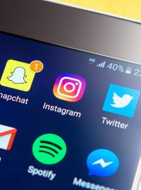 Sociální sítě a jejich mobilní aplikace. Facebook, Instagram, Twitter i Snapchat a Spotify. (Ilustrační snímek)