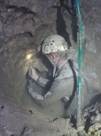 Novou velkou prostoru objevili jeskyňáři po zdolání sifonu