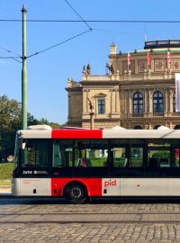 Autobus svou první jízdu absolvuje na trase mezi Karlovým náměstím a Strahovským stadionem.