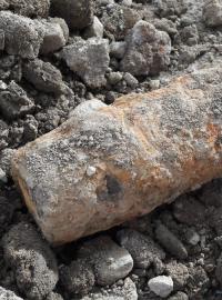 Nevybuchlá munice, kterou našli při výkopech na Chodově.