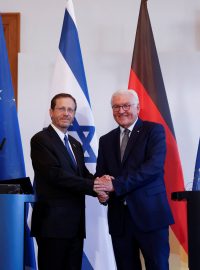 Německý prezident Frank-Walter Steinmeier a izraelský prezident Jicchak Herzog si podávají ruce na tiskové konferenci v Berlíně.