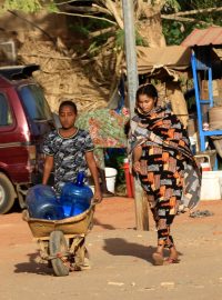 Lidé hledající vodu v Súdánu