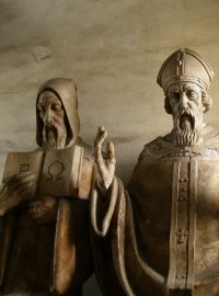 Sochy sv. Cyrila a sv. Metoděje ve stejnojmenném kostele v Olomouci-Hejčíně