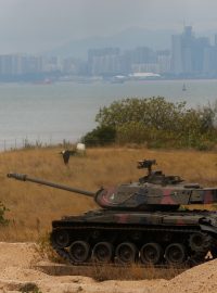 Vojenský tank v Kinmenu (Tchaj-wan) s Čínou v pozadí