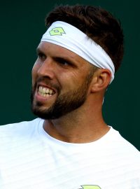 Tenista Jiří Veselý během utkání ve Wimbledonu proti Sebastianu Kordovi