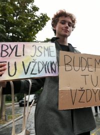 Lidé v Praze vyjádřili solidaritu s před rokem zavražděnými členy LGBT+ skupiny v bratislavském klubu Tepláreň
