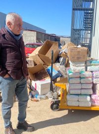 Ihsan, jinak majitel obří textilky a sítě prodejen po celém Turecku, nyní pomáhá s koordinací pomoci