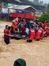 Filipínská pobřežní hlídka zachraňuje obyvatele města Cagayan de Oro během záplav způsobených tajfunem Rai