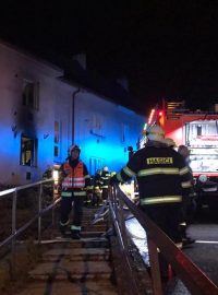 Při nočním požáru v Domě s pečovatelskou službou v Krupce na Teplicku zemřela seniorka