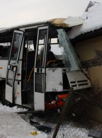 Autobus na Zlínsku narazil do domu, devět lidí utrpělo zranění