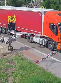 Kamion vjel na železniční přejezd v Moravském Písku na Hodonínsku, když svítila červená světla. Musel prorazit závoru