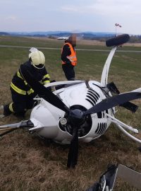 Ve čtvrtek vpodvečer spadlo ultralehké letadlo u obce Dlouhá Lhota na Příbramsku