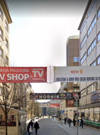 Ulice Zámecká v Ostravě ještě s reklamními bannery