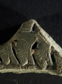 Destička s postavami objevená při výzkumu v Kateřinské jeskyni